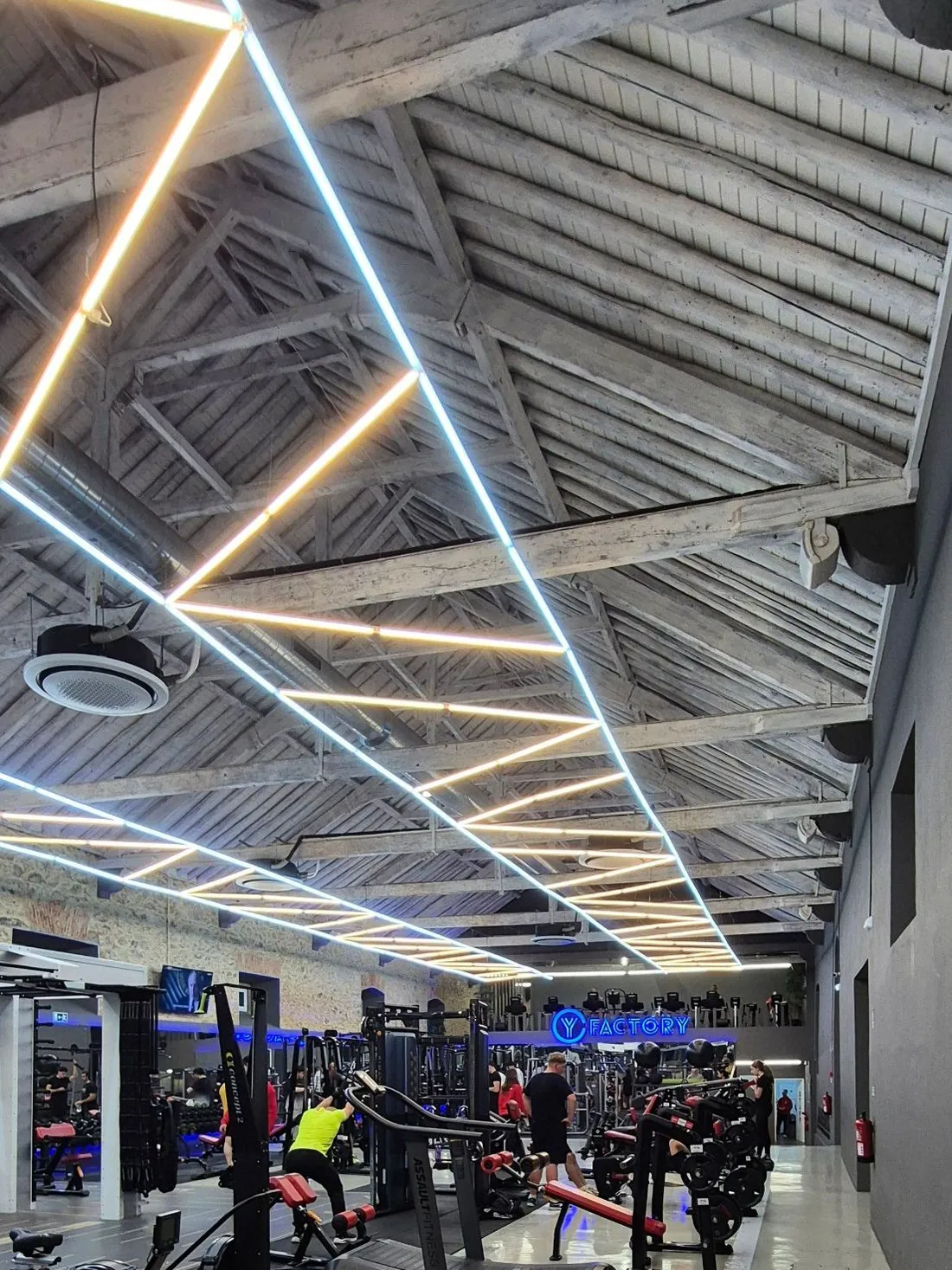 O mesmo ginásio depois da Vallux, com malha de iluminação LED linear no teto
